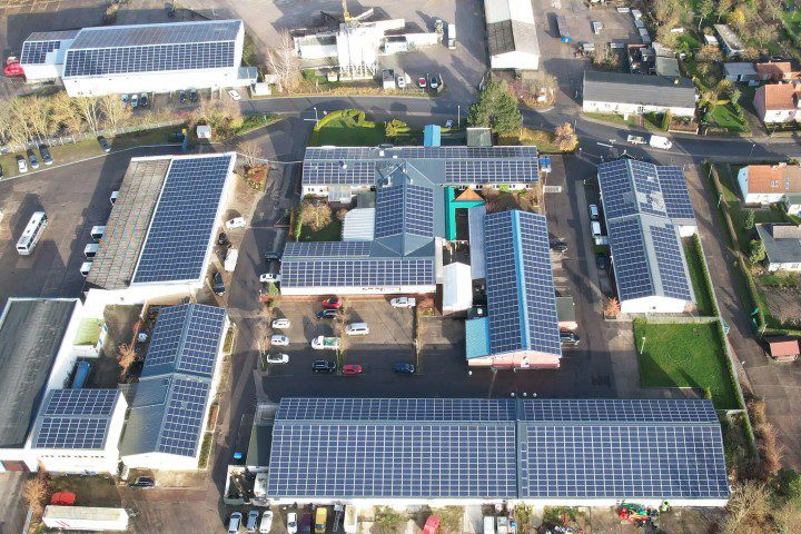 kostenlose Dachsanierung, Photovoltaik Dachsanierung, Dach sanieren kostenlos, PV Anlage kaufen, Photovoltaik Invest, SunShine Sales, Dachfläche vermieten, Solaranlage investieren, Photovoltaik Rendite, nachhaltige Energie, Dachsanierung mit PV, Photovoltaik Finanzierung, kostenlose Dachrenovierung, Solar Direktinvest, Photovoltaik Vorteile